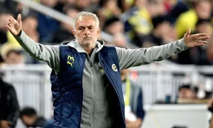 Mourinho chấn thương vì va chạm với học trò